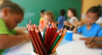 Pais devem ficar atentos para reajustes de mensalidades escolares